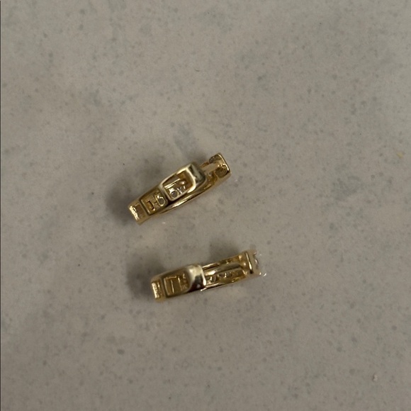 Small Elegant Hoop Earrings - Picture 4 of 5